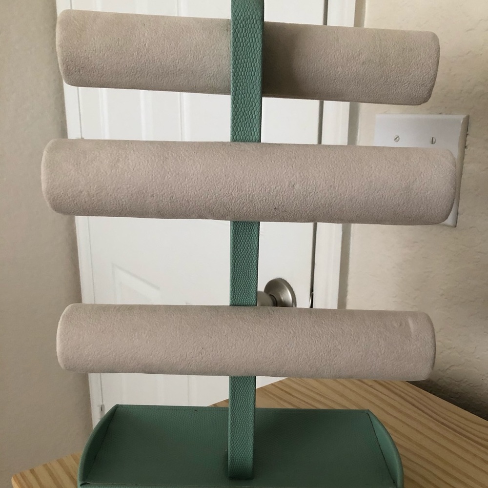 Blue/cream necklace holder